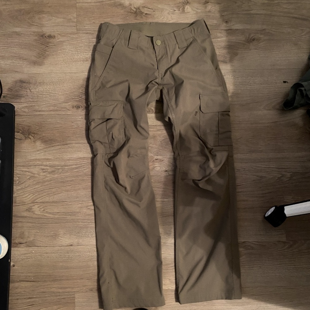 Tan UnderArmour Cargos Size 30